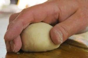 Rundgewirkte Teigstücke für die Körnerbrötchen, bereit zum Gehen