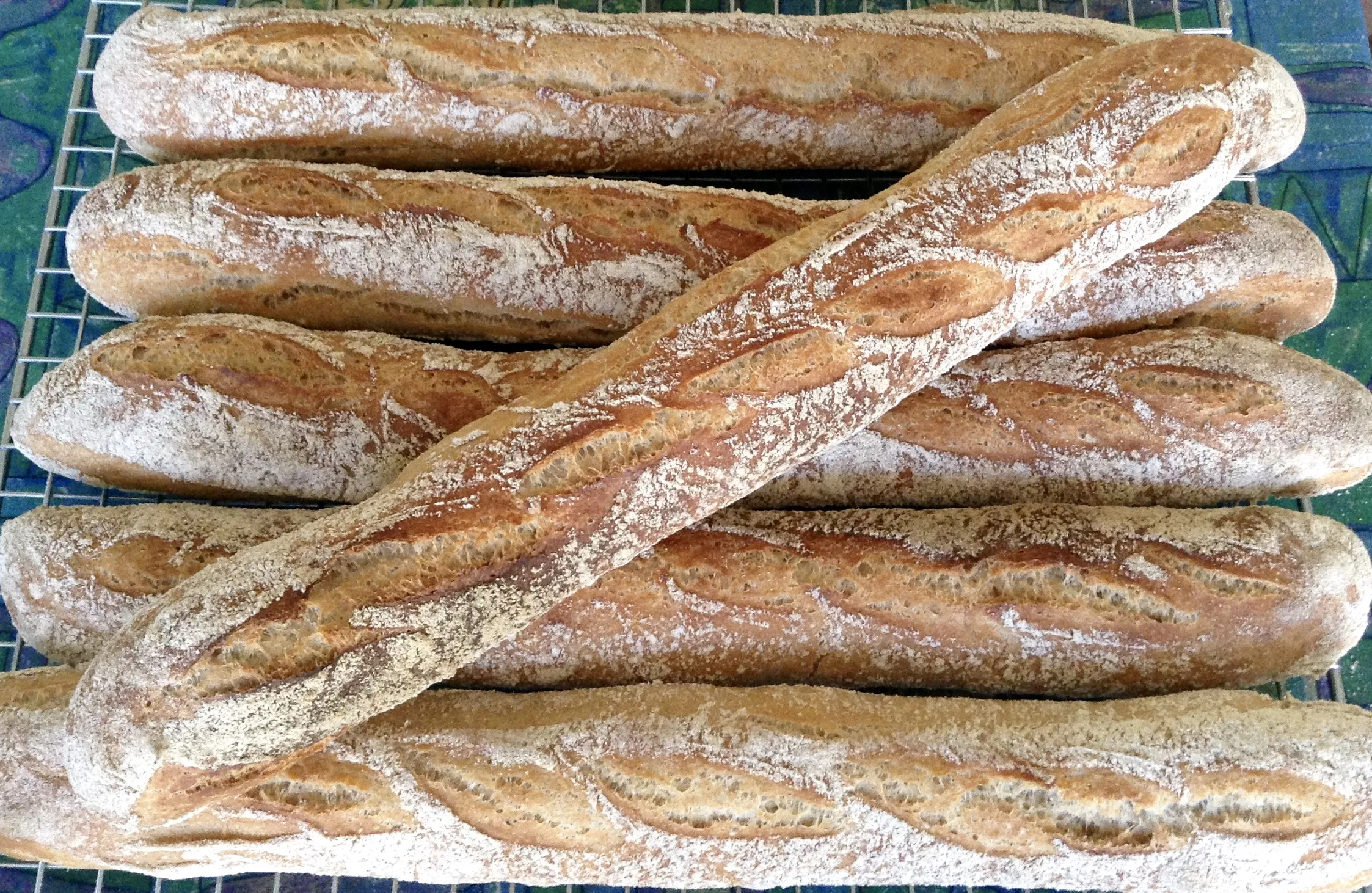Rustikale Baguettes mit dunklerer Kruste, gebacken mit Weizenmehl Type 1050, was zu einer festeren Textur führte.