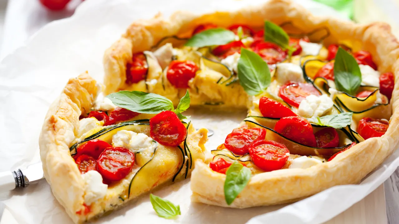 Rustikale Bauern-Quiche mit Tomaten und Zucchini, gebacken in Blätterteig, ideal als herzhaftes Gericht.
