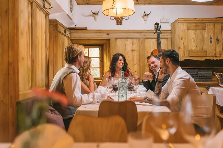 Rustikale Gaststuben im Auracher Löchl mit gemütlichem Ambiente