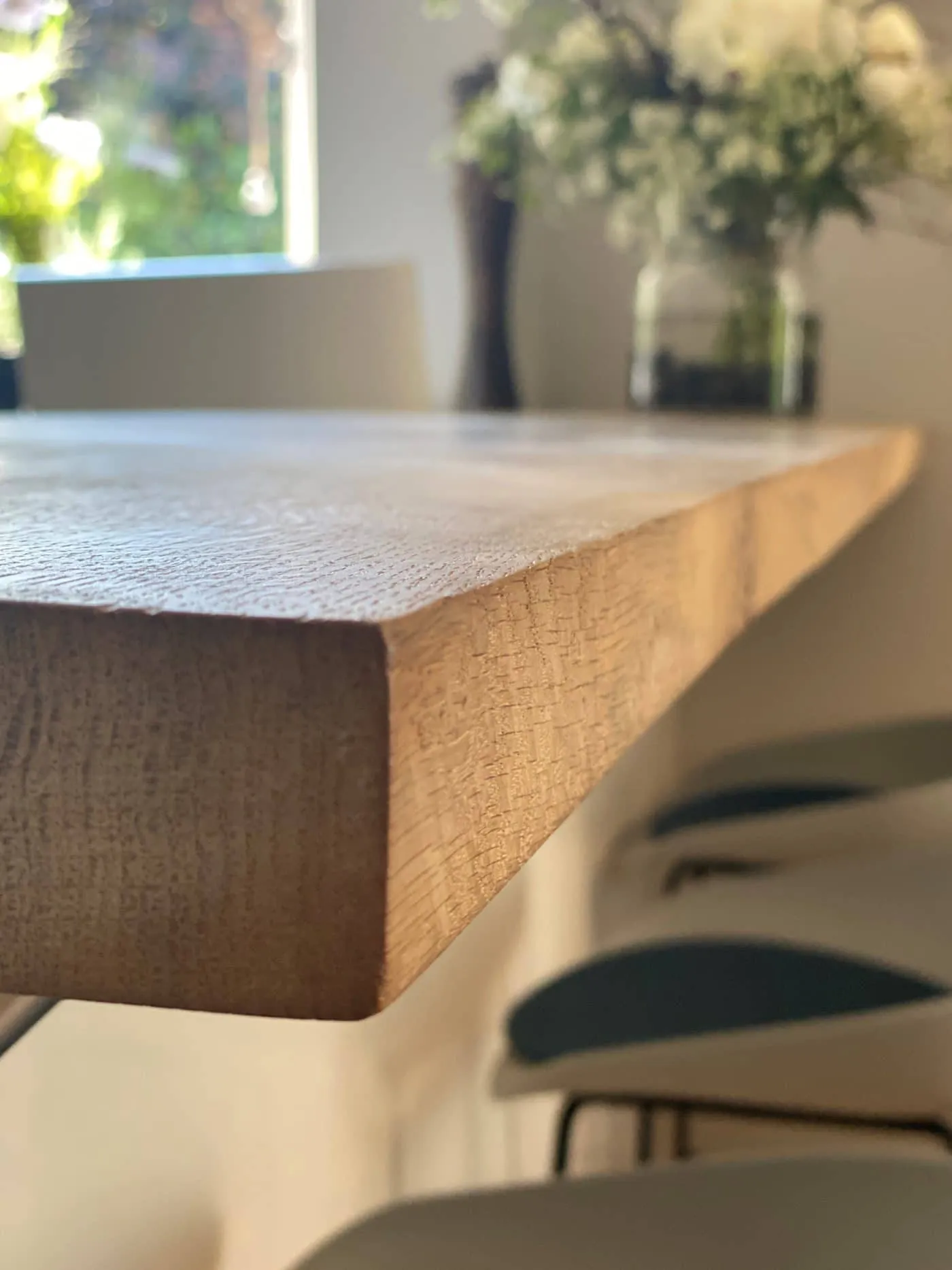 Rustikale Holzküchentheke mit stilvoller Dekoration für eine einladende Atmosphäre