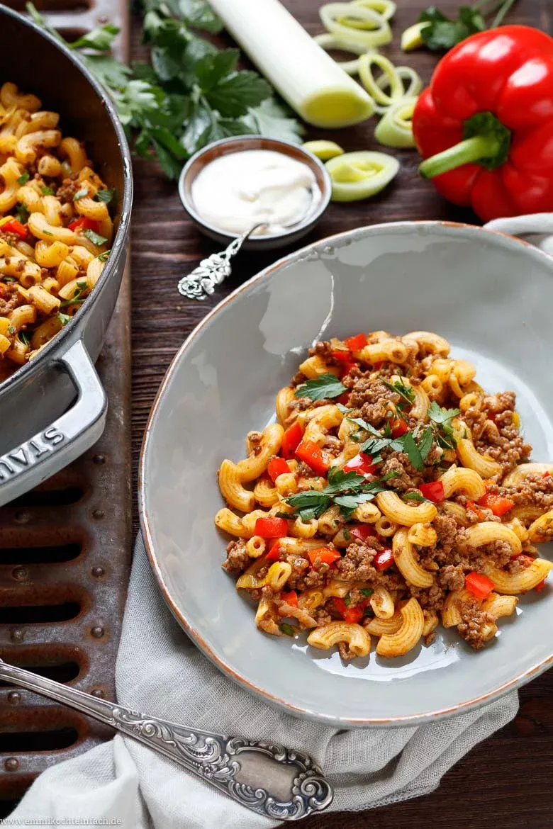 Rustikale One-Pan-Hackfleischpfanne mit Nudeln und bunten Gemüsesorten