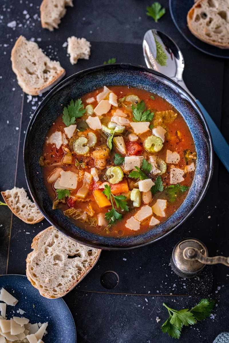 Rustikale Ribollita, toskanischer Gemüseeintopf mit Bohnen und Kohl, in einer Schüssel