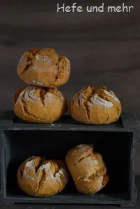 Rustikale Rosenbrötchen auf einem Backrost