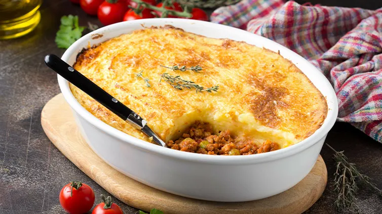 Rustikaler Shepherd's Pie mit goldbraunem Kartoffelbrei als Decke und Hackfleischfüllung