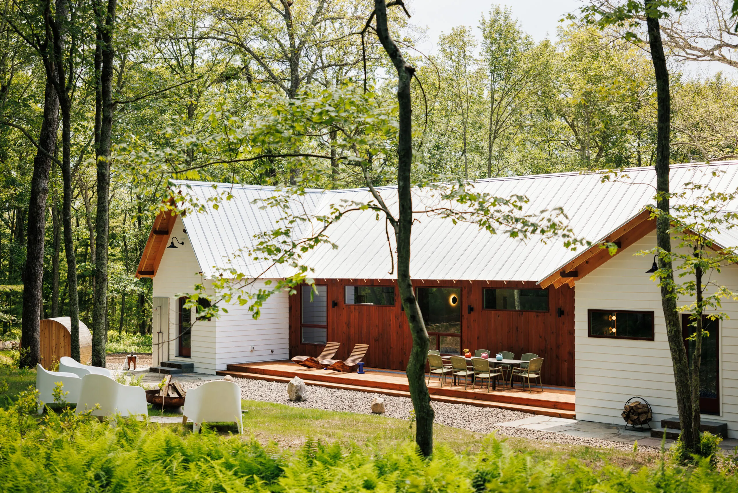 Rustikaler Weg aus Blausteinplatten durch einen Garten