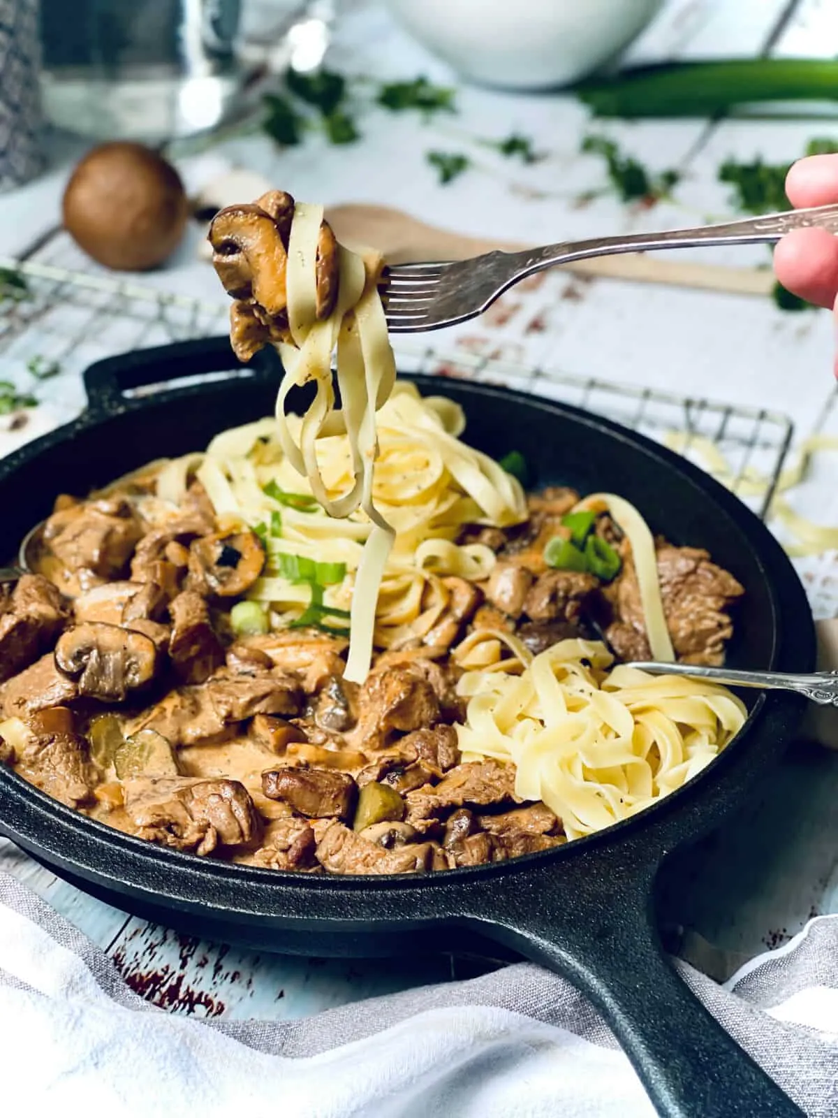 Rustikales Boeuf Stroganoff mit Bandnudeln, ein russischer Rezept Klassiker