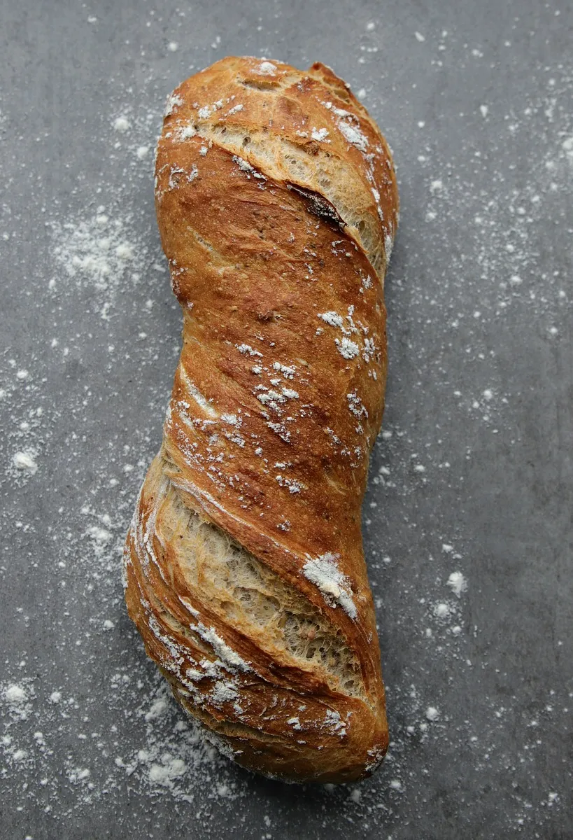 Rustikales Brot selber backen: frischer Sauerteig-Starter in einem Glas, bereit für die Zubereitung.