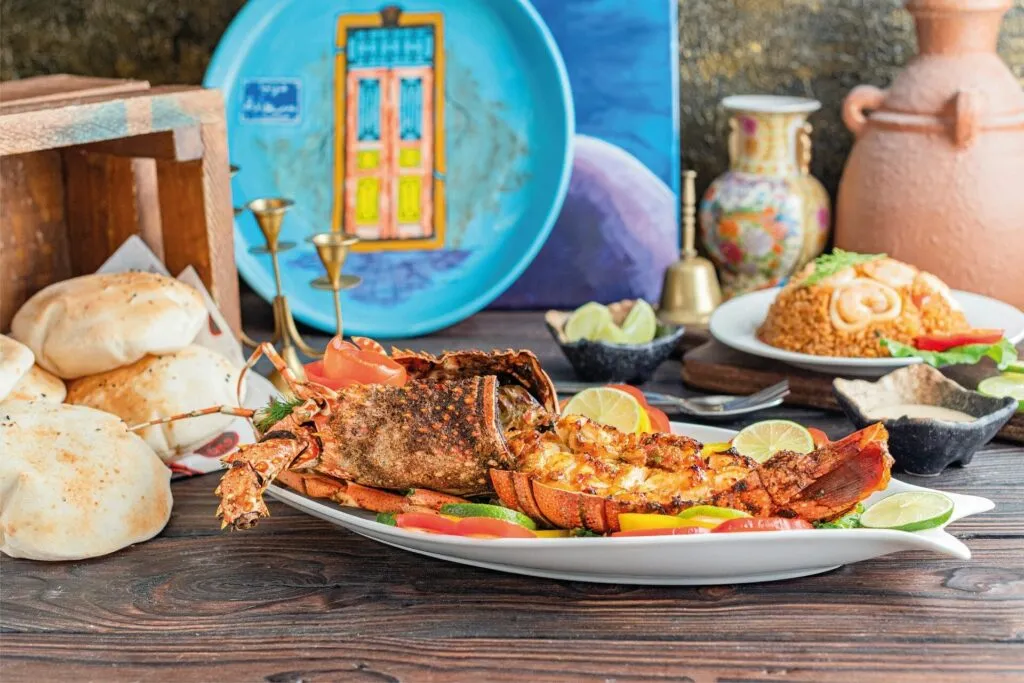 Rustikales Krabben-Röstbrot mit Nordseekrabben, Remoulade und frischen Kräutern, ein maritimer Snack für die Campingküche.