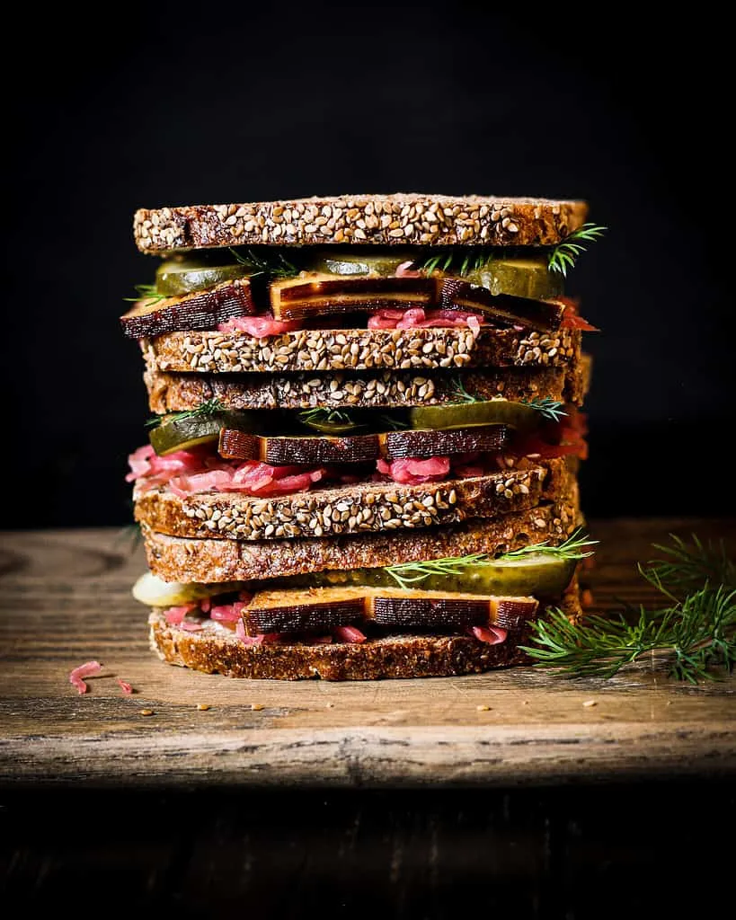 Rustikales Sauerkraut-Sandwich mit Räuchertofu, ein schnelles und einfaches Sauerkraut Gericht.