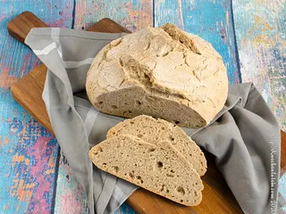 Rustikales spanisches Landbrot, frisch gebacken mit knuspriger Kruste