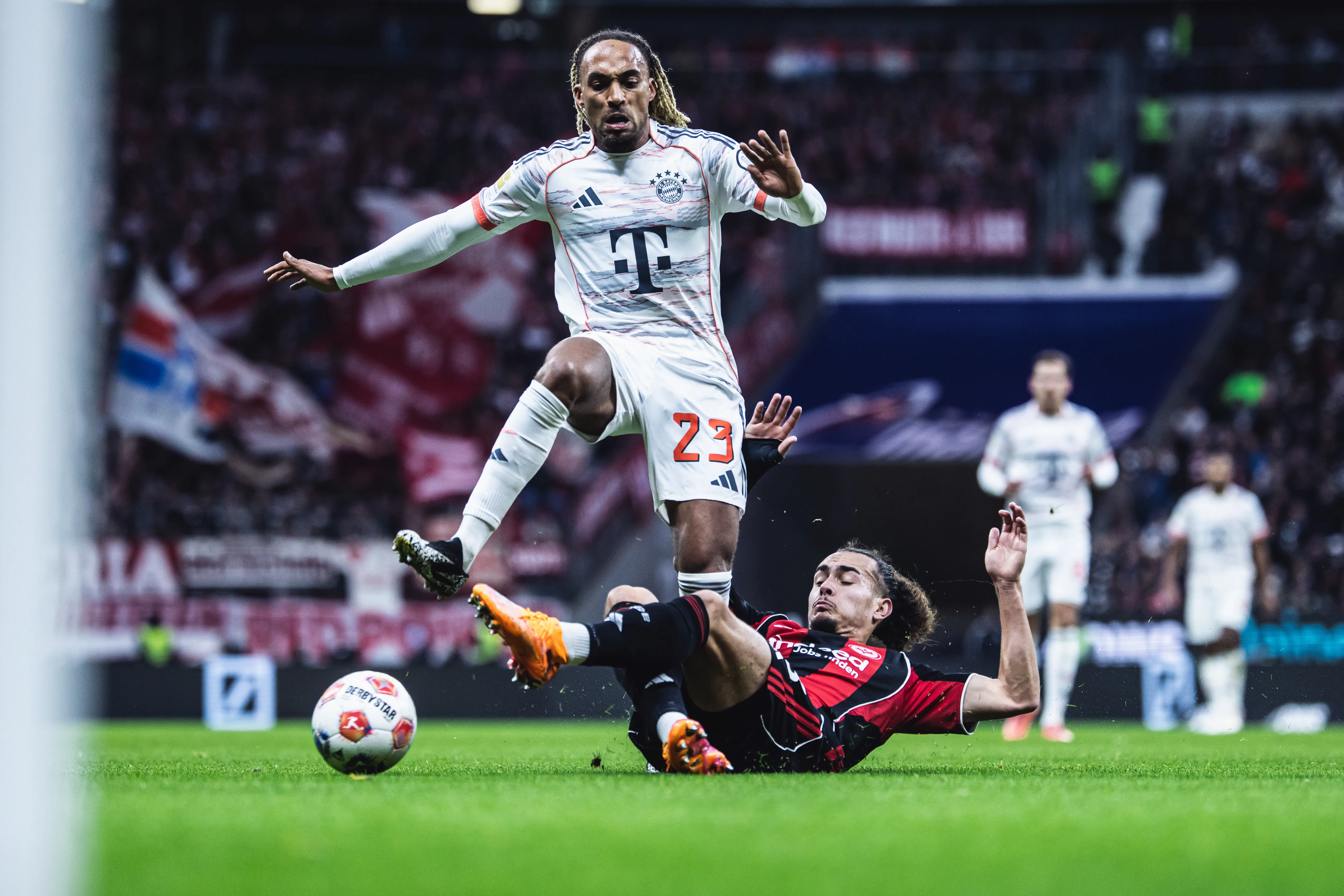 Sacha Boey im Zweikampf während Eintracht gegen Bayern