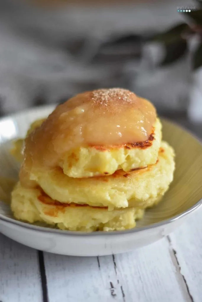 Sächsische Quarkkeulchen, appetitlich gestapelt, bereit zum Genießen mit Apfelmus und Zimtzucker.