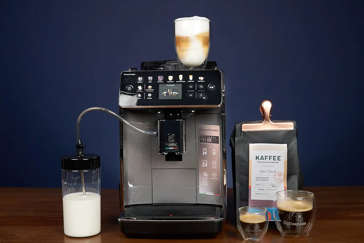 Saeco GranAroma Kaffeevollautomat mit einem Latte Macchiato im Vordergrund