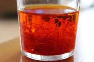 Safranfäden in einer Tasse mit heißem Wasser