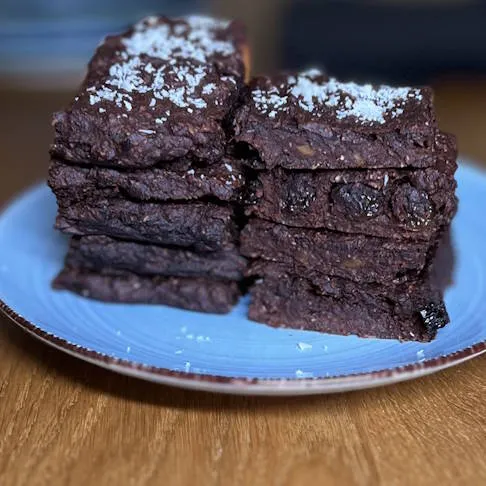 Saftig, nährstoffreich und voller Ballaststoffe, Beta-Carotin und natürlicher Süße: Süßkartoffel-Brownies, ein gesundes Dessert für Arthrose Ernährung Rezepte.