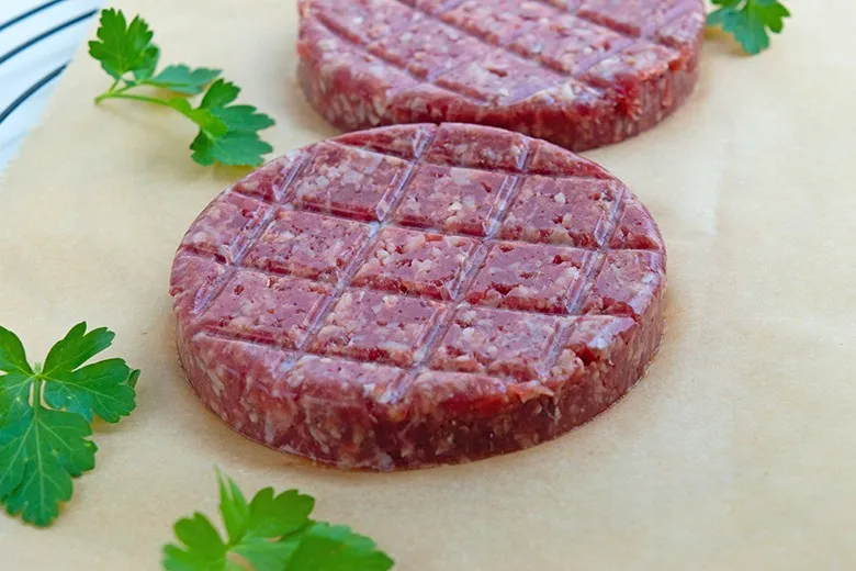Saftige Burger Patties aus Rinderhackfleisch, perfekt gebraten und gestapelt, ideal für hausgemachte Burger.