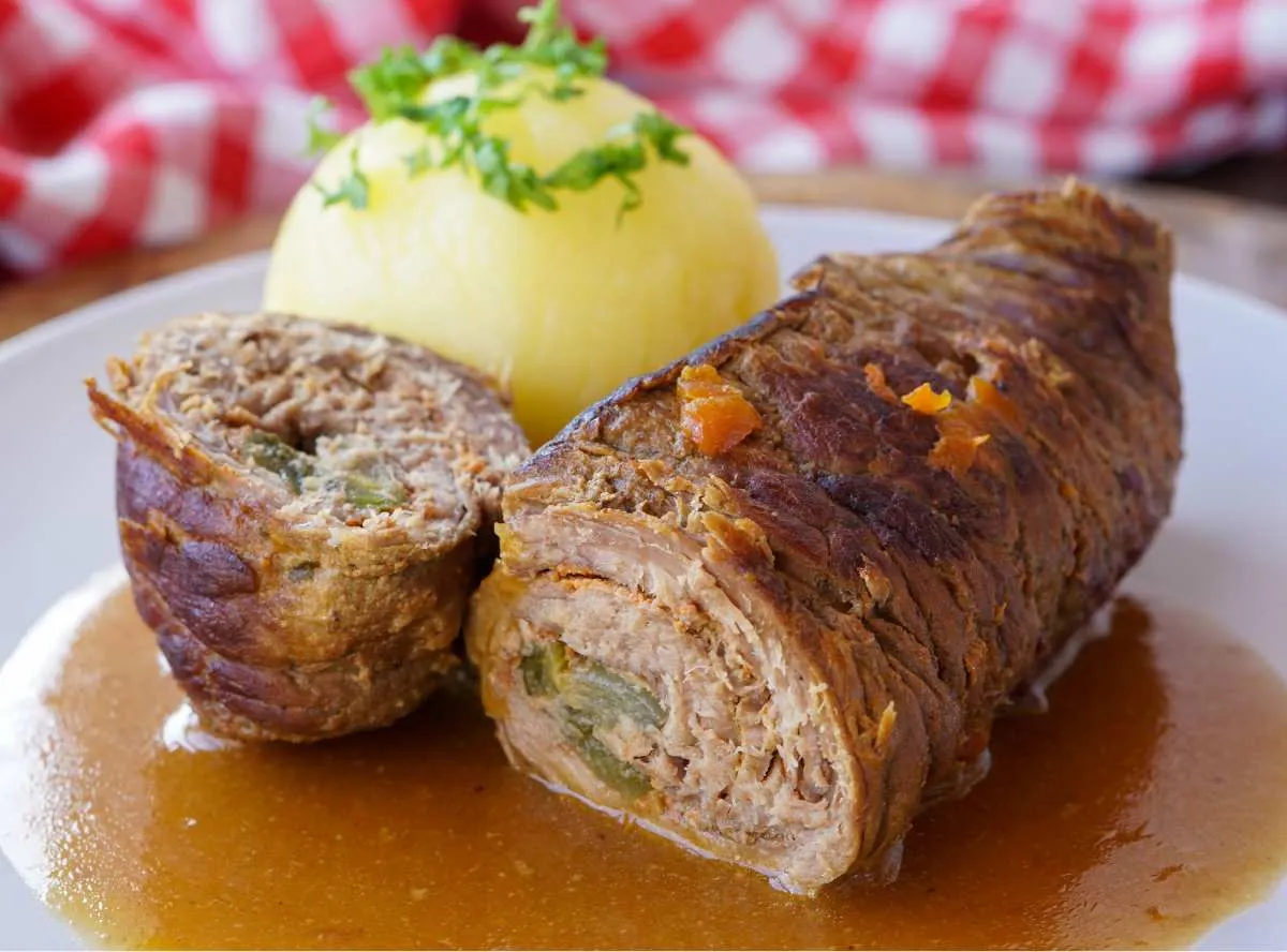 Saftige Rinderrouladen mit Rotkohl und Kartoffelklößen, ein Festessen der deutschen Hausmannskost