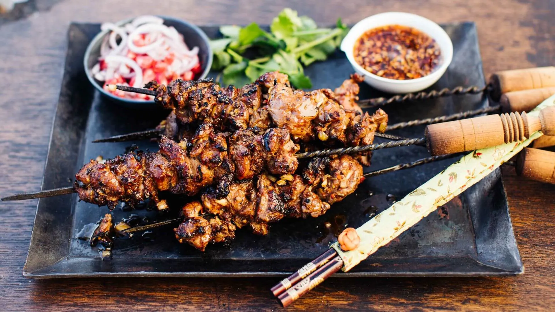 Saftige Yang Rou Chuan Lammspieße vom Grill, gewürzt mit Kreuzkümmel und Chili, ein beliebtes chinesisches Streetfood aus Xinjiang