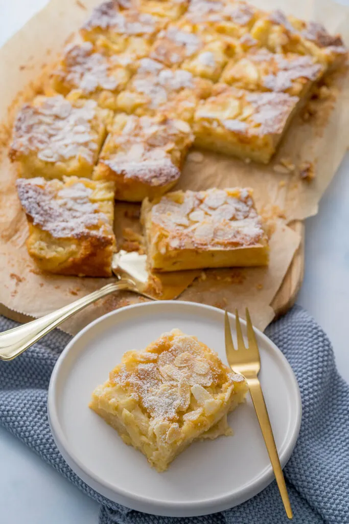 Saftiger Apfelkuchen - Apfelblechkuchen - mit vielen sauren Apfelstücken