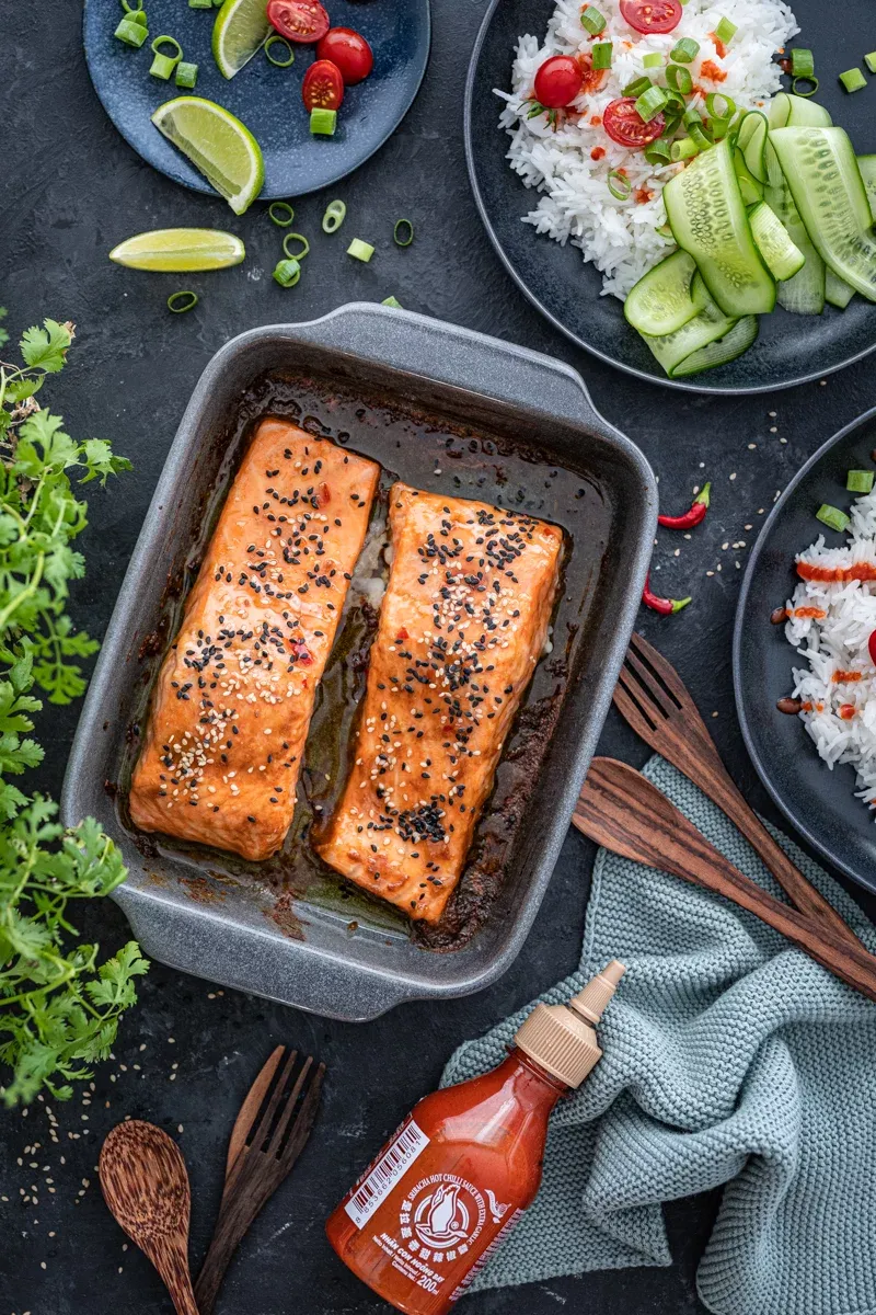 Saftiger Asia Lachs aus dem Ofen, mit Sesamsamen bestreut und frischen Kräutern, ein gesundes und schnelles Gericht