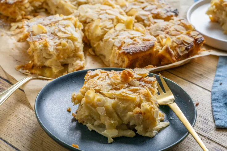 Saftiger Bratapfelkuchen mit Marzipan – ein Herbst-Winter-Traum