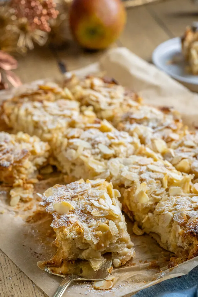 Saftiger Bratapfelkuchen vom Blech, eine Köstlichkeit für die ganze Familie
