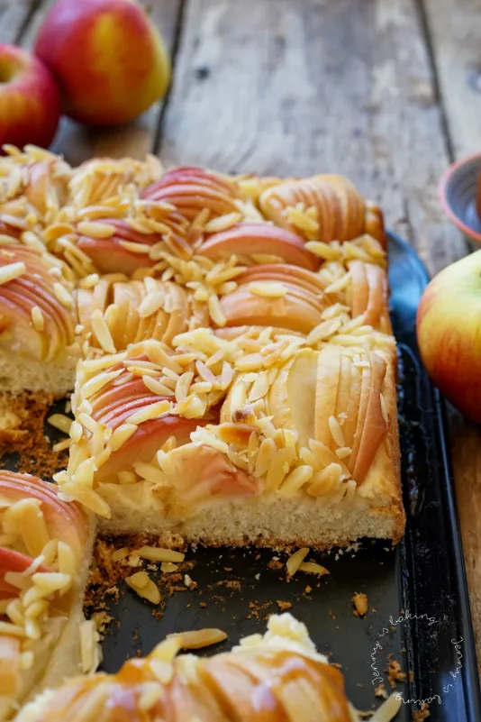Saftiger Butterkuchen mit Äpfeln, Mandelsplittern und Karamell