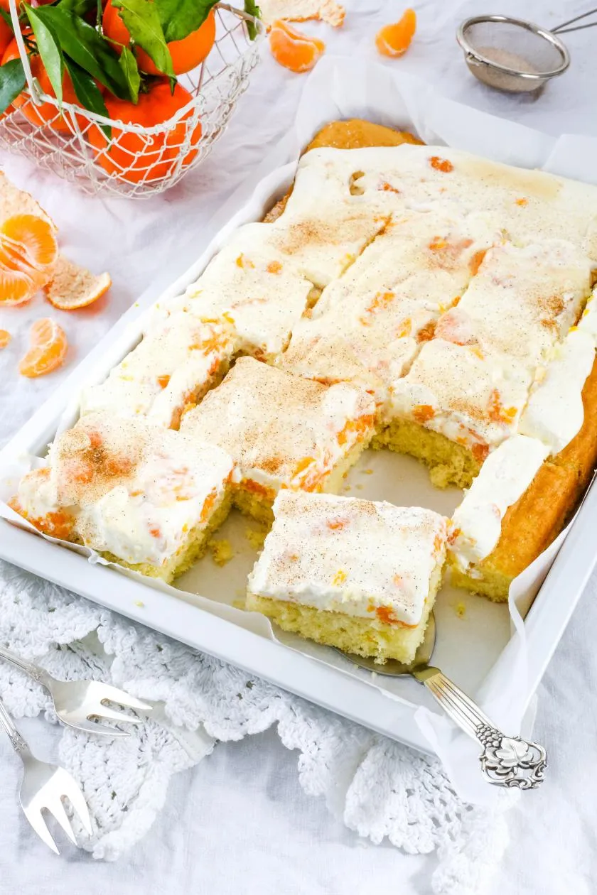 Saftiger Fantakuchen vom Blech mit Schmandcreme und Mandarinen, ideal für den Kindergarten