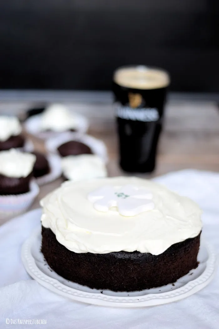 Saftiger Guinness-Schoko-Kuchen mit weißem Frischkäse-Topping, ideal als Geburtstagskuchen 31