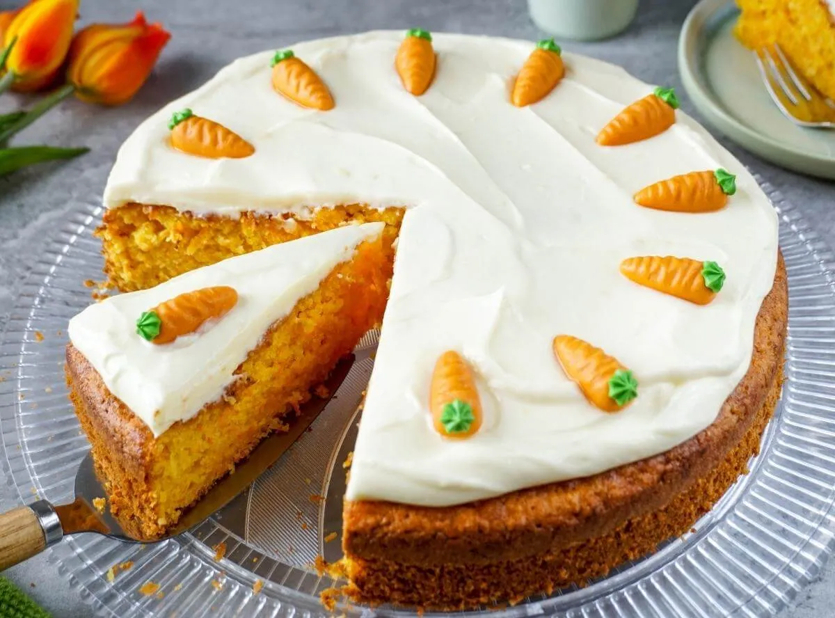 Saftiger Karottenkuchen mit cremigem Frischkäse-Frosting als Idee für den 40. Geburtstag