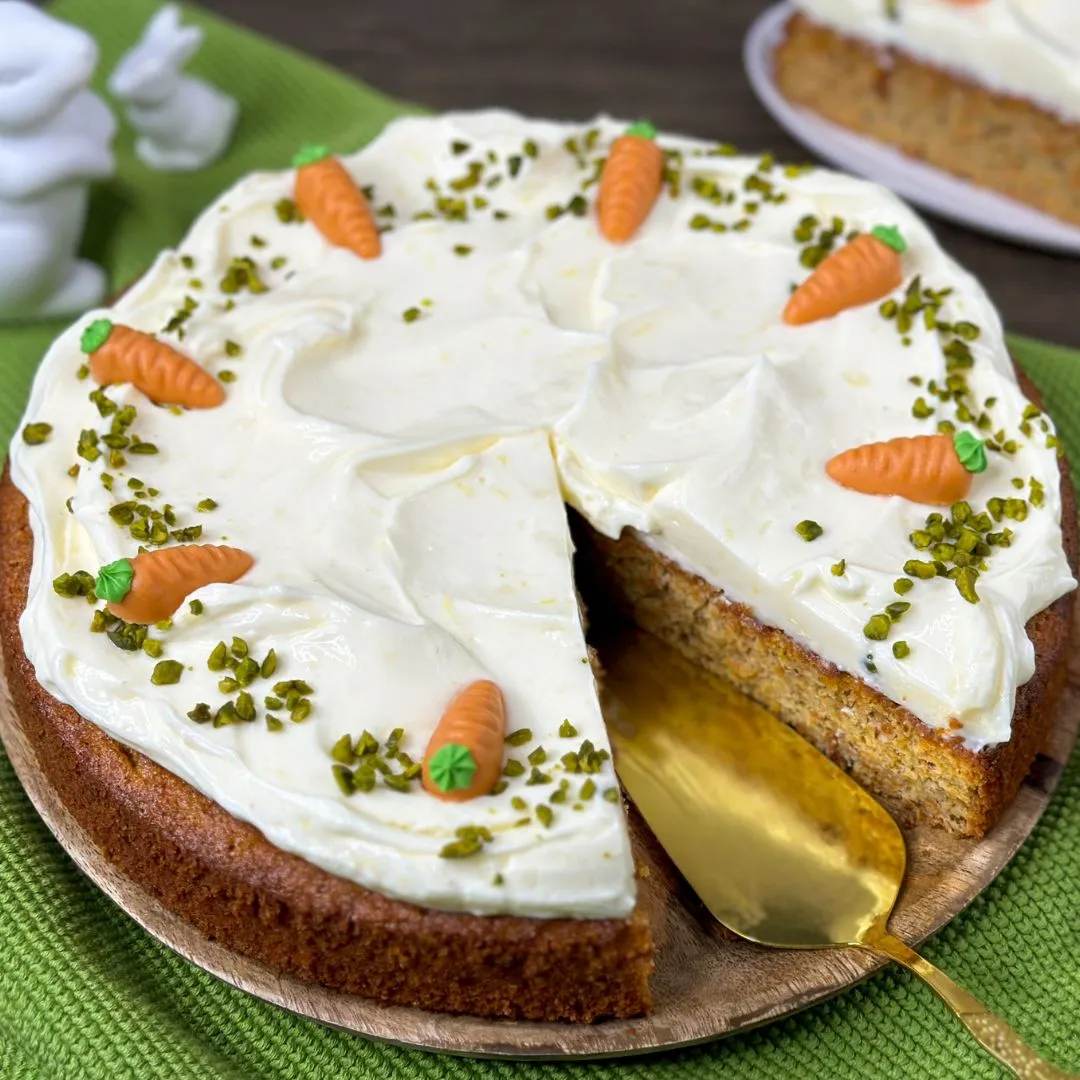 Saftiger Karottenkuchen mit Frischkäse-Frosting und Deko-Möhren