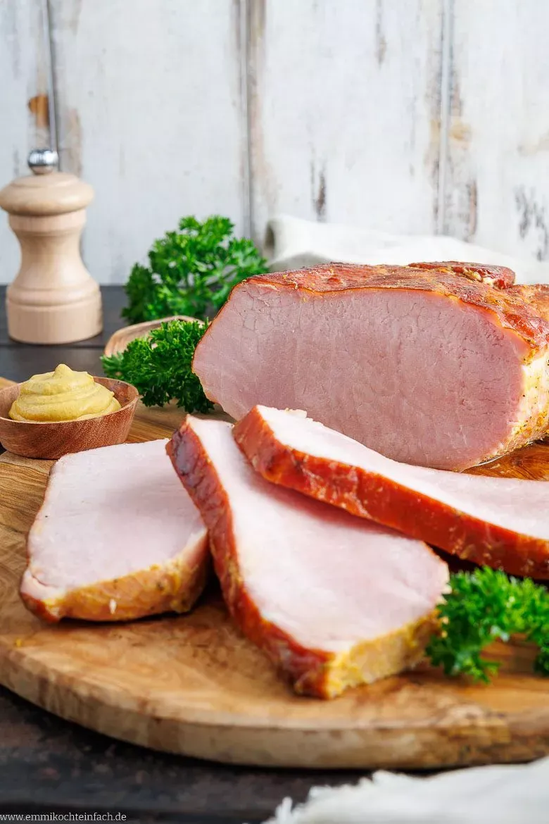 Saftiger Kasslerbraten in Scheiben, serviert mit klassischem Sauerkraut und cremigem Kartoffelpüree – ein traditionelles deutsches Gericht.