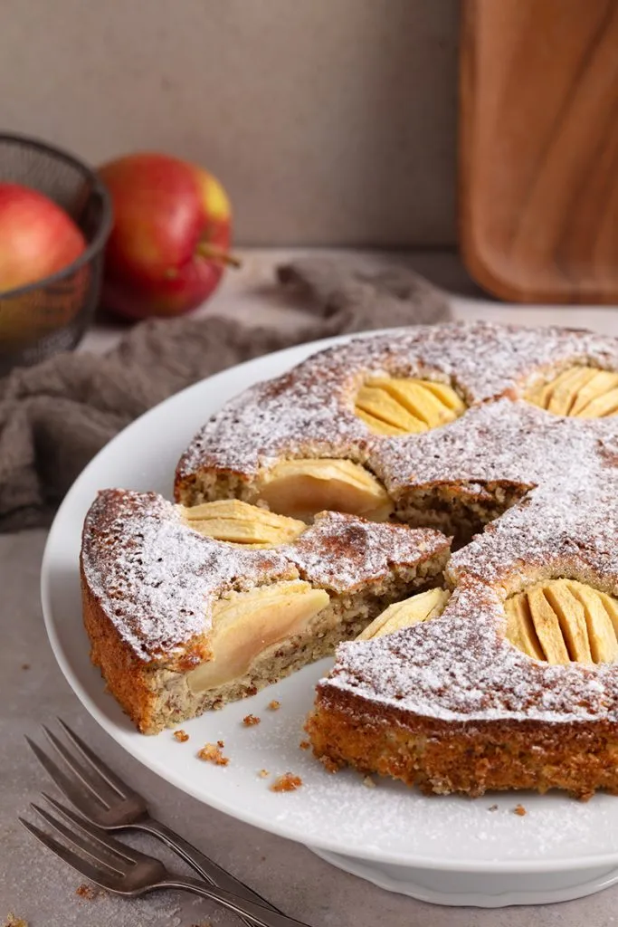 Saftiger Keto Apfelkuchen, festlich als gesunder Geburtstagskuchen dekoriert