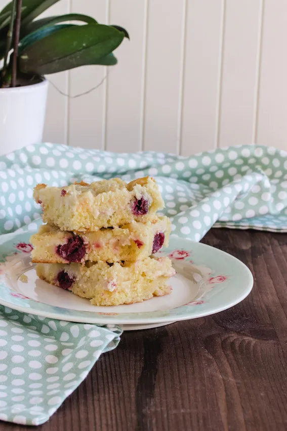 Saftiger Kirsch-Streuselkuchen frisch gebacken