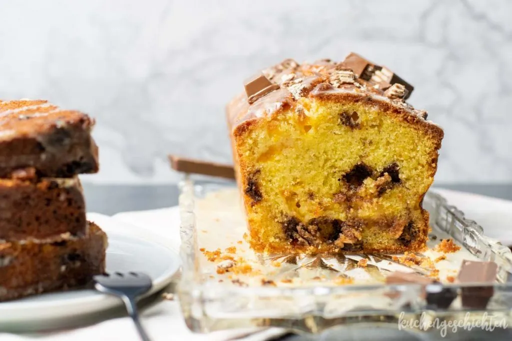 Saftiger KitKat-Mandarinen-Kuchen auf einem Holzbrett