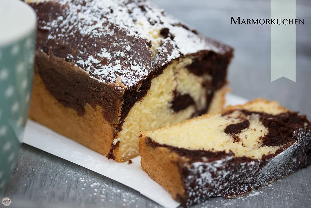 Saftiger kleiner Marmorkuchen in Kastenform auf rustikalem Holztisch