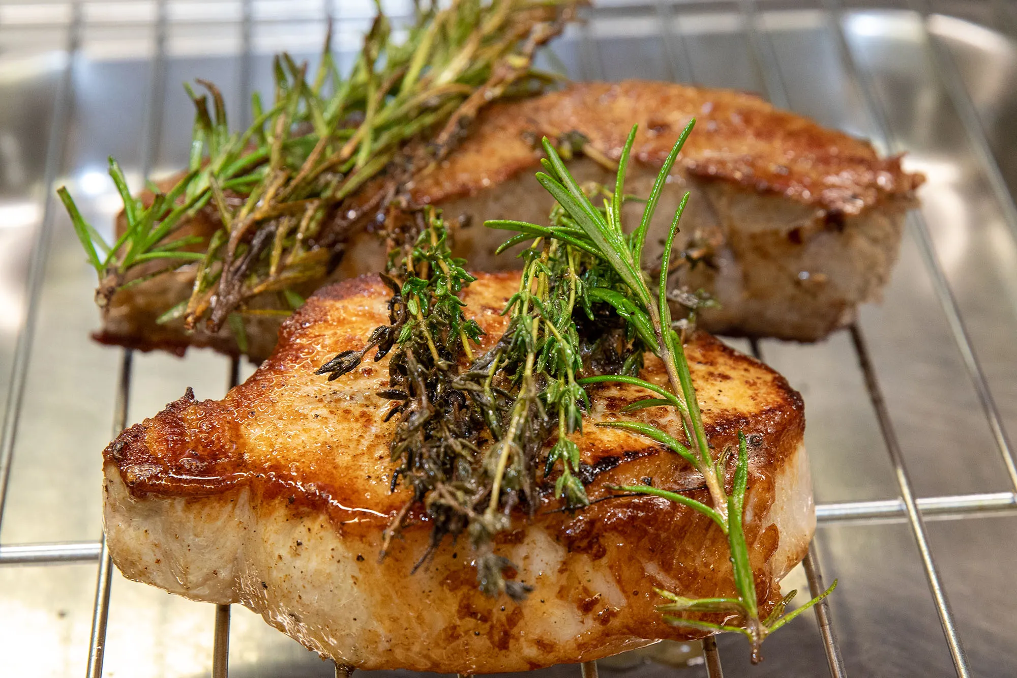 Saftiger Löwen Burger im Brioche Bun mit Cheddar und Smokey BBQ-Sauce, serviert mit Steakhouse Pommes