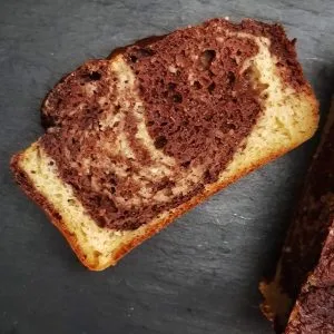 Saftiger Marmorkuchen ohne Zucker mit Kirschen, gebacken in einer Kastenform
