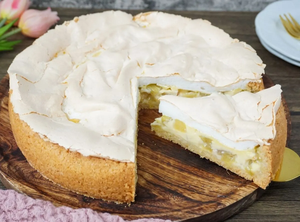 Saftiger Rhabarberkuchen mit Baiserhaube