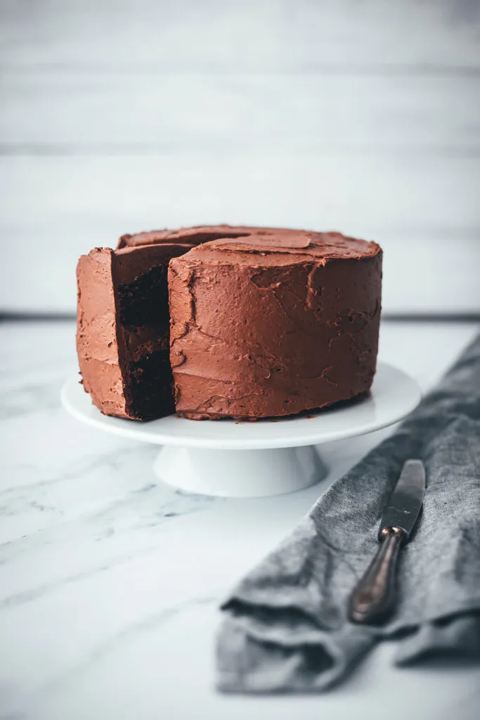 Saftiger Schokokuchen als Geburtstagskuchen: Ein einfaches Rezept mit unwiderstehlichem Schokoladen-Frosting, ideal für jede deutsche Feier