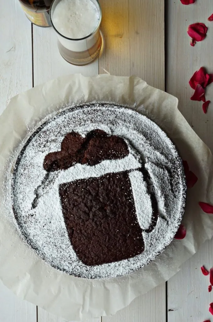 Saftiger Schokoladen-Bierkuchen mit Staubzucker-Dekoration für Männergeburtstage