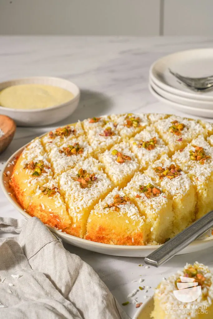 Saftiger türkischer Kuchen Revani mit Zitronenaroma, einfach und schnell zubereitet
