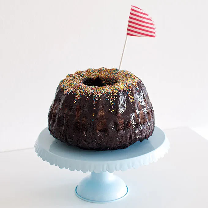 Saftiger veganer Schokokuchen mit Schokoladenguss