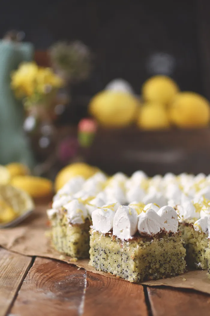 Saftiger Zitronen-Mohn-Kuchen mit Quark-Creme