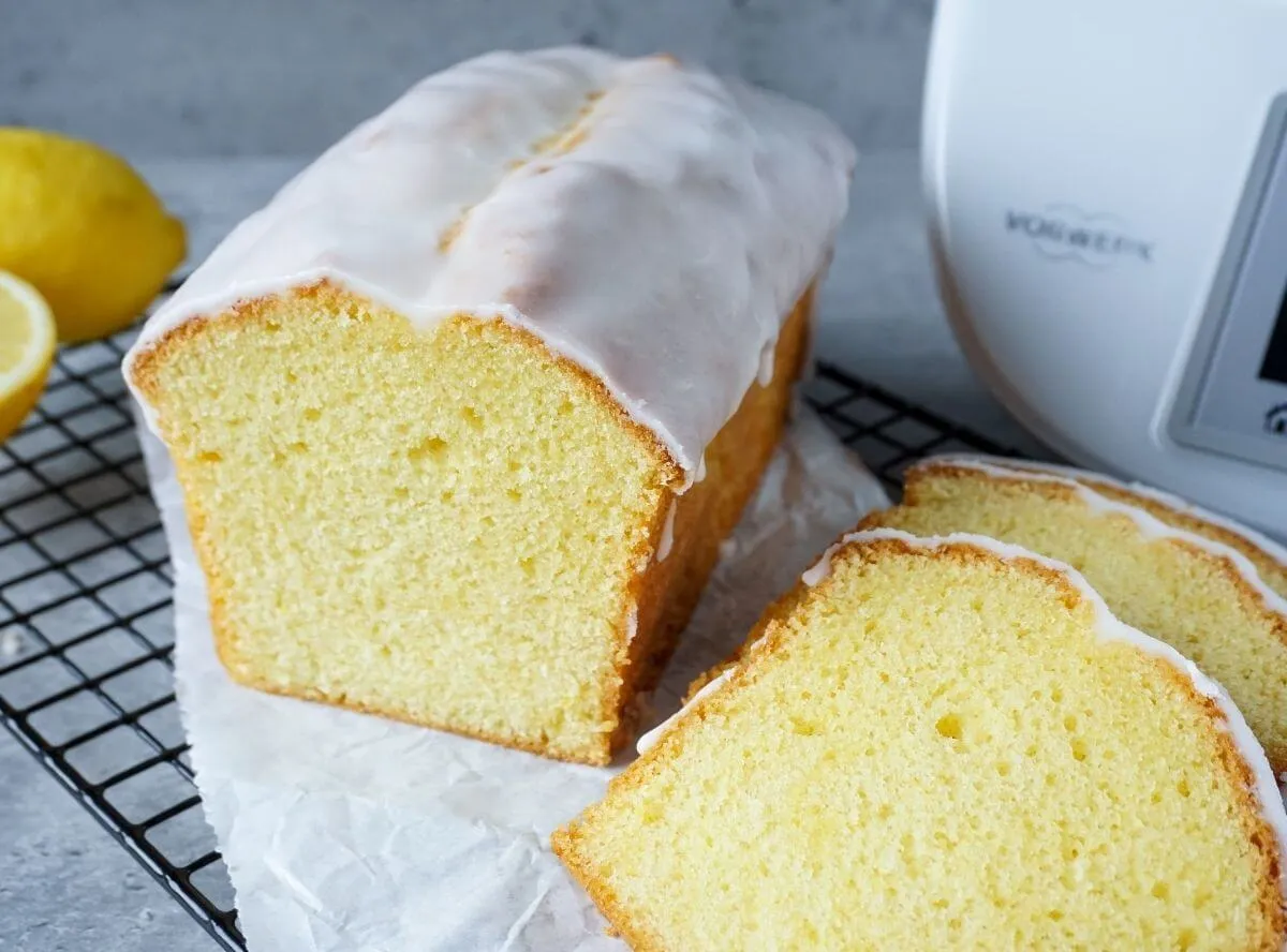 Saftiger Zitronenkuchen aus dem Thermomix, ein schnelles Backrezept, das Groß und Klein begeistert