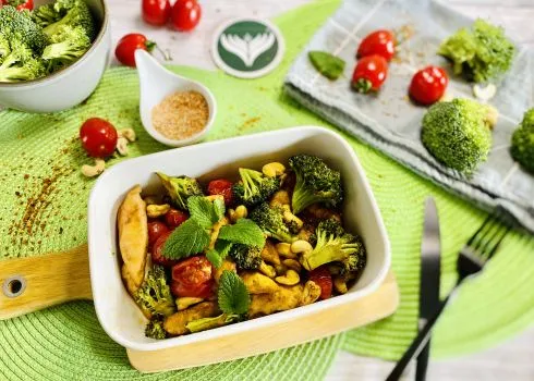 Saftiges Cashew-Hähnchen vom Blech mit Gemüse und Kräutern