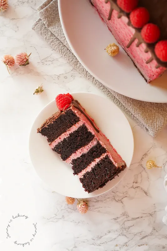 Saftiges Himbeer-Schoko-Herz als Geburtstagskuchen