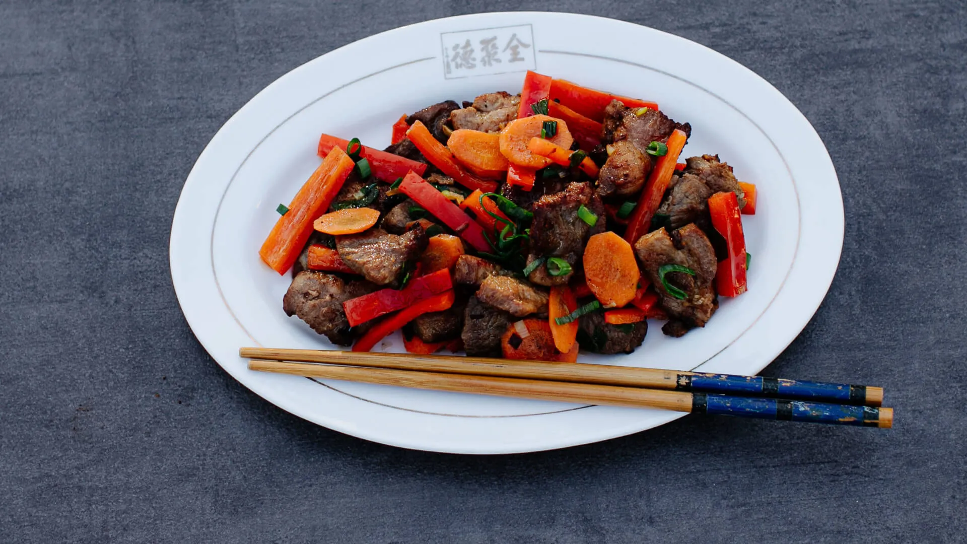 Saftiges Schweinefleisch mit Brokkoli und Austernsauce, frisch zubereitet im Wok, ein klassisches chinesisches Gericht