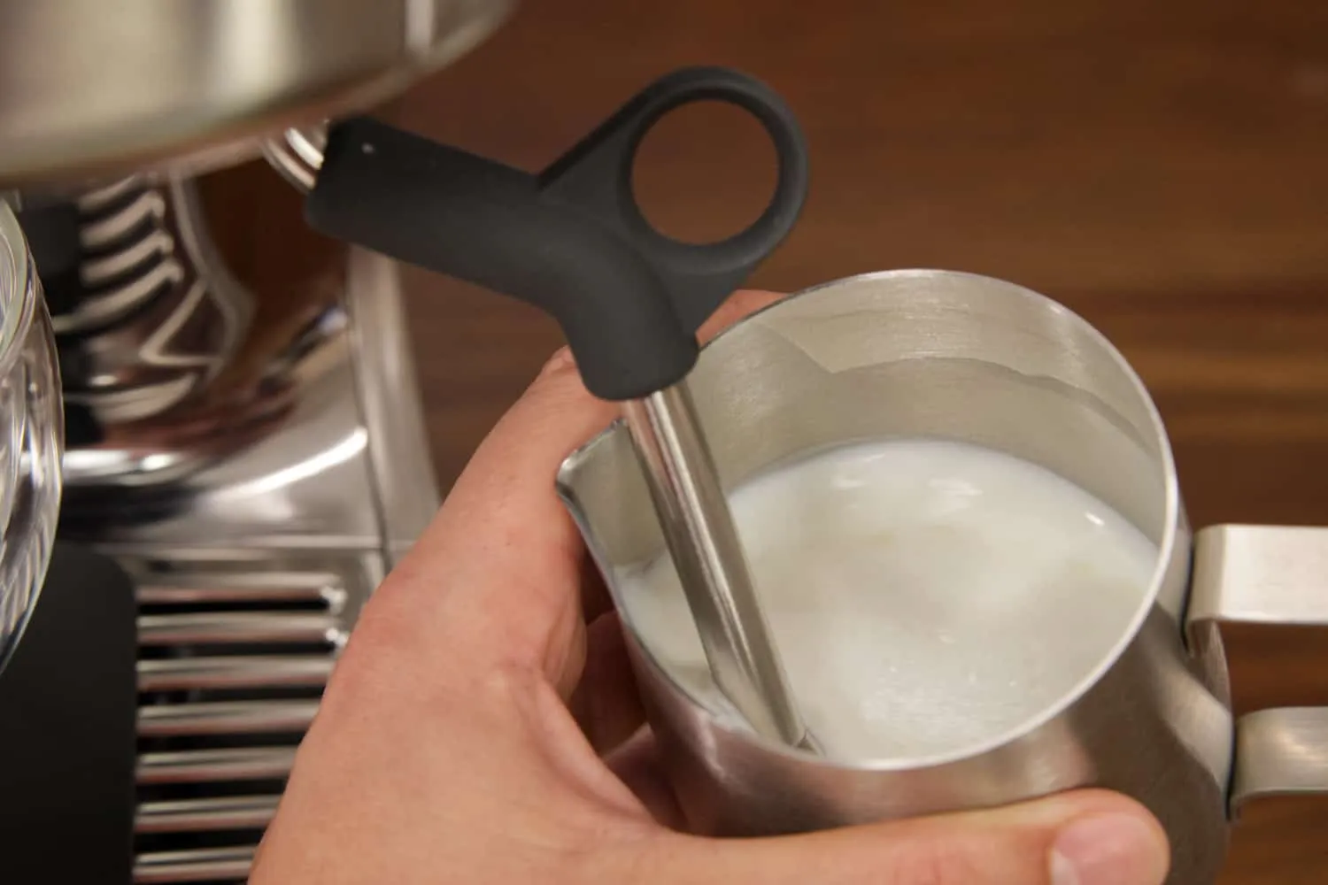 Sage Barista Pro Milch aufschaeumen nah